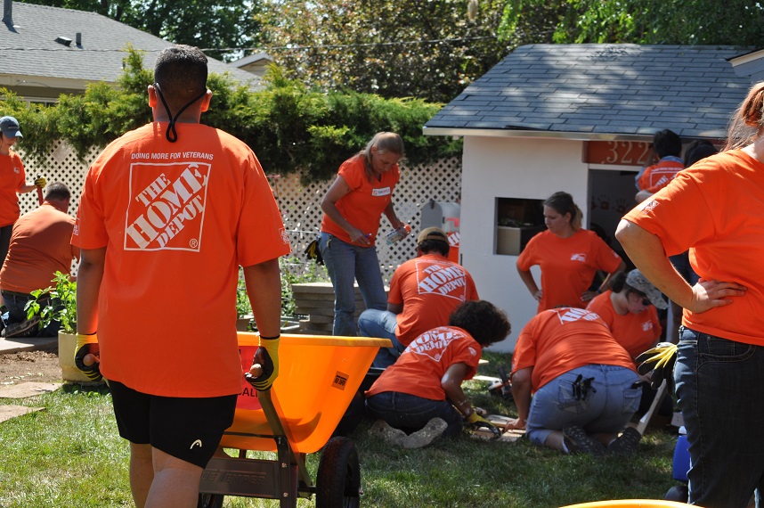 The Home Depot Newsroom Image_TEAM DEPOT JOINS A WWII VETERAN FOR 